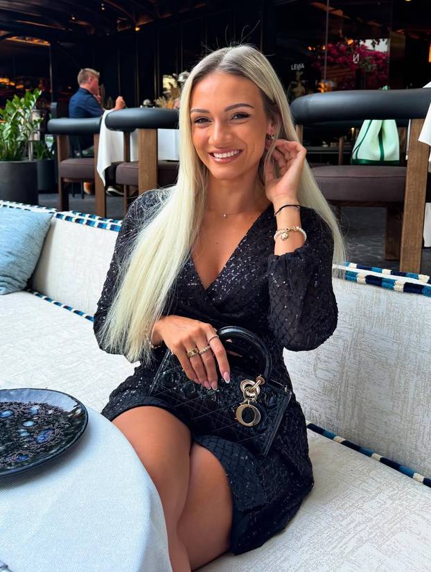 FOTO Zanosna plavuša bodrit će češkog golmana protiv Hrvatske