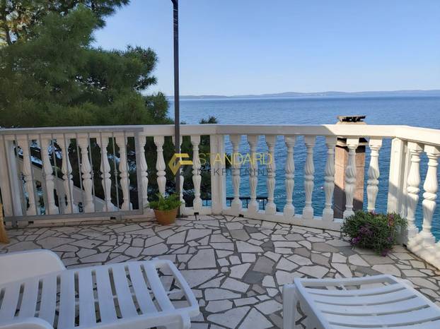 FOTO Prodaje se kuća koja 'visi' sa stijene u Stobreču: 'Prvi red do mora, ekskluziva'. Evo cijene