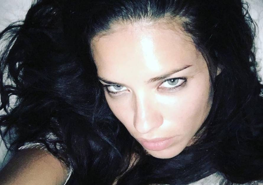 'Zločesta' Adriana Lima: 'Baš mi je seksi ovakva zaspati...'