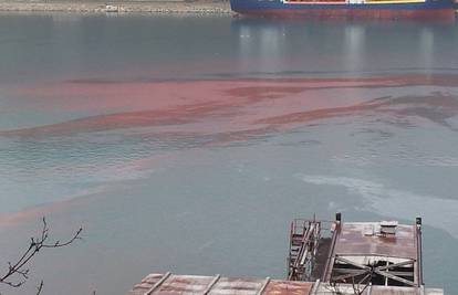 "Krvavo" more: Nakon kiše zacrvenio se bakarski zaljev