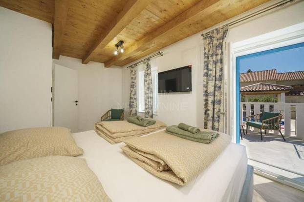 FOTO Ulov i pol: Kamena kuća u Tribunju nalazi se tik do mora, a vrijedi manje od 'milje'!?!