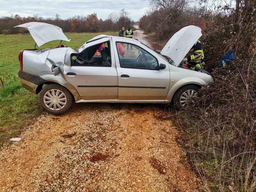 Pijan izletio s ceste, a dvoje putnika završilo u bolnici. Sud odredio istražni zatvor vozaču