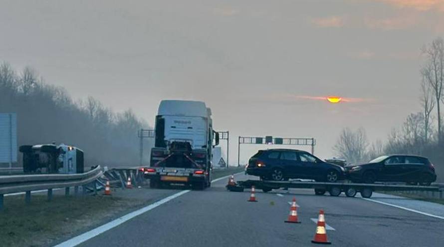 KAOS NA A3 Sudar više auta! Jedan preletio u suprotan smjer