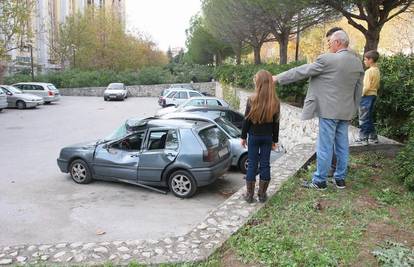 Split: Pijan sletio s ceste i uništio 4 auta na parkingu