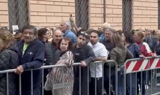 VIDEO Vjernici satima &ccaron;ekaju da se oproste od pape Franje: U redovima stoje i do pet sati...