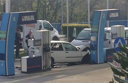 Vozač (26) Fiatom se zabio u kombi na benzinskoj postaji