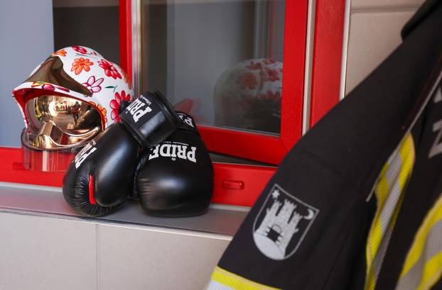 Stipe Miočić prvi se put u životu spustio niz šipku u vatrogasnoj postrojbi Zagreb