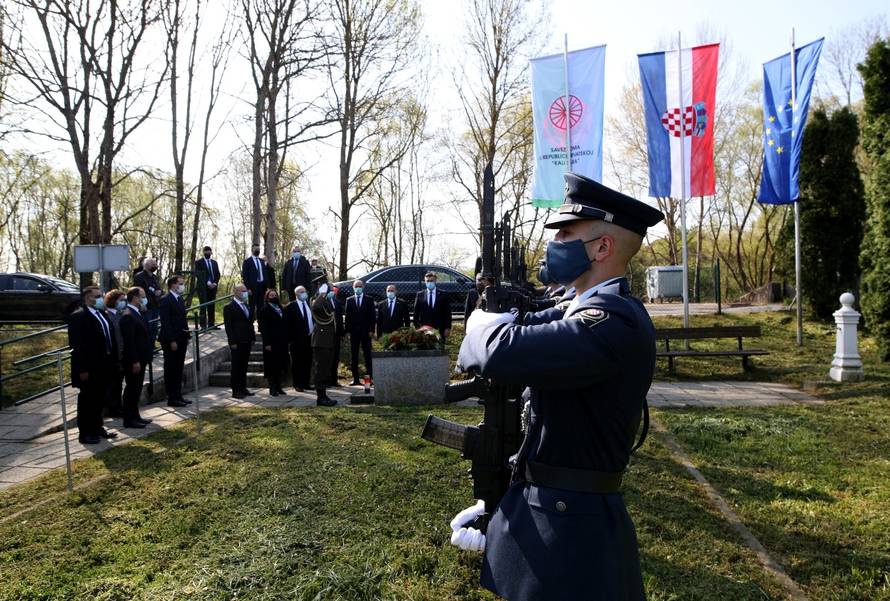 Andrej Plenković uz Veljka Kajtazija posjetio Romski Memorijalni centar Uštica