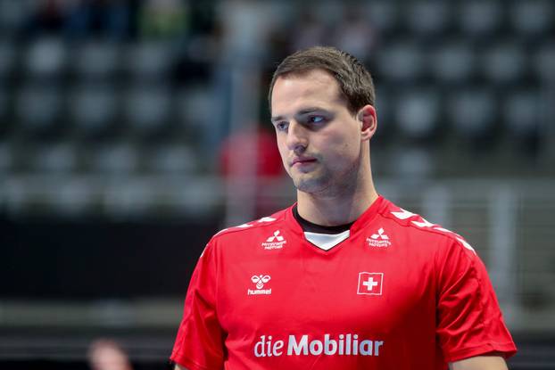 Zadar: Zagrijavanje rukometaša prije početka prijateljske utakmice između Hrvatske i Švicarske