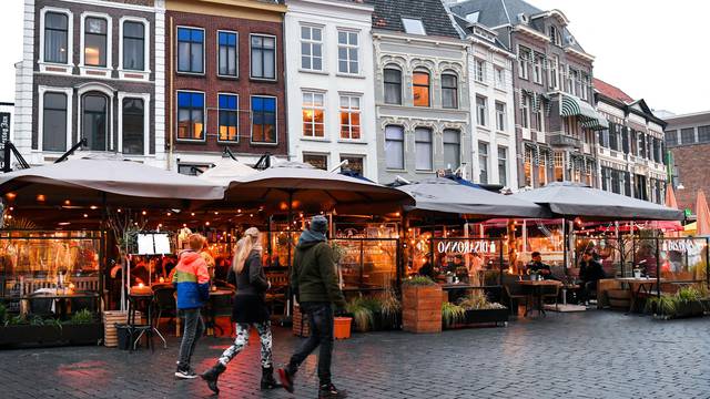 Nizozemska od petka ukida većinu covid ograničenja