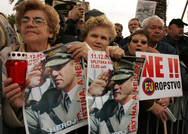 ARHIVA - Prepuna splitska riva tijekom skupa podrške uhićenom generalu  
