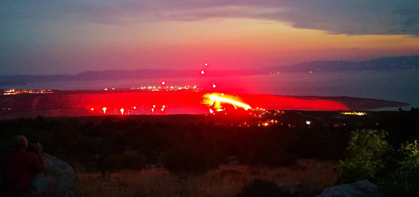 Pogledajte spektakl Armade za Oluju! Obasjali cijeli Krčki most