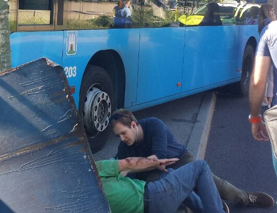 ZET-ov bus zabio se u ogradu: Četvero ljudi završilo u bolnici