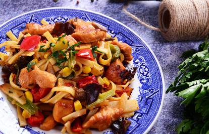 Ideja za ručak: Mediteranska piletina sa sezonskim povrćem