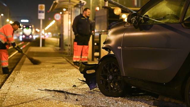 Zagreb: Smartom se zabio u tramvajsku stanicu u Ulici grada Vukovara, nema ozlijeđenih