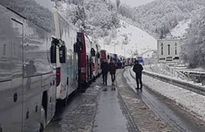 Kaos na Maclju: Satima u busu čekali da prijeđu preko granice