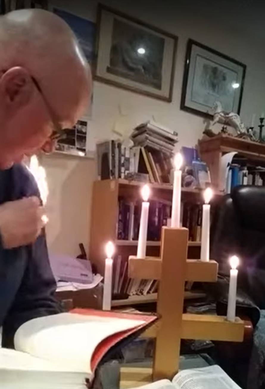 Vjernici u nevjerici: Svećenik se zapalio u online propovijedi!