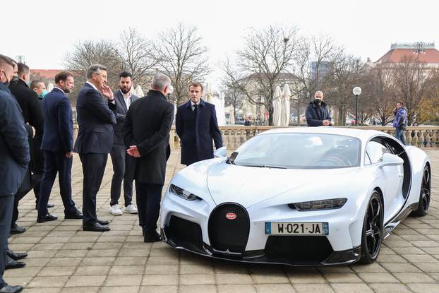 Zagreb: Rimac presented a Nevera and a Bugatti to Macron in front of the Esplanade