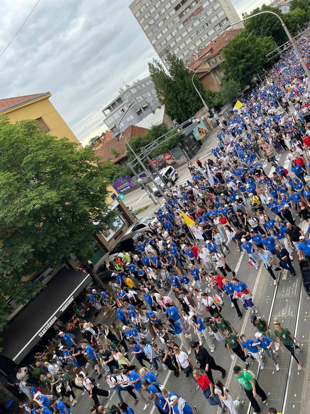 FOTO Hodočasnici Antunovskog hoda prošetali su Zagrebom: Na Trgu ih čeka duhovni program...