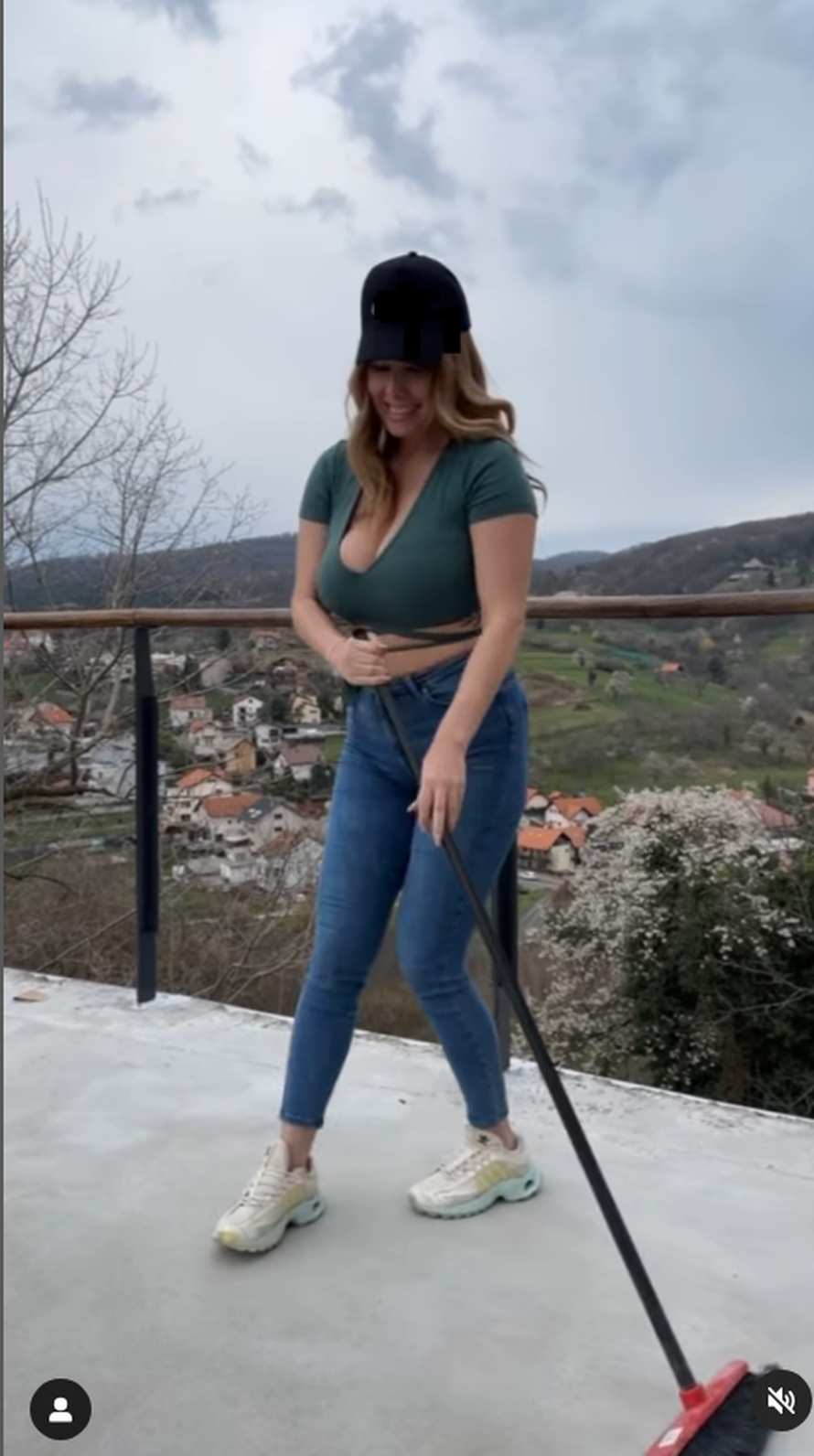 Nives je očistila, izmjerila pa popločila terasu: 'Treba vama?'