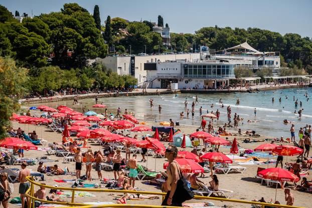 Split: Brojni turisti i građani dan proveli na Bačvicama