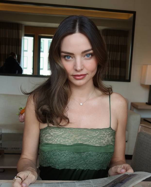 FOTO Slavna 'anđelica' pozirala je i gola, sudeći po fotkama za nju su godine zaista samo broj