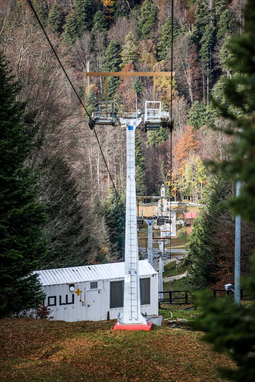 Ovo je Sljeme godinu dana od zadnje Snježne kraljice: Skijanja nema, a žičara stoji pokidana...