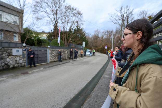 Zagreb: Mirna akcija solidarnosti sa svim žrtvama represivnog sustava u Srbiji ispred srpske ambasade