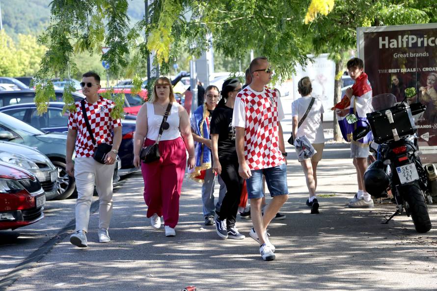 Zaprešić: Navijači se okupljaju uoči koncerta Marka Perkovića Thompsona