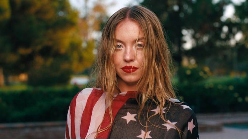 ŠOK SCENE Sydney Sweeney gola liže sladoled, glumi psa...