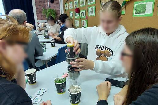 Dok se odrasli &zcaron;ale na vru&cacute;ine, u&ccaron;enici pokazuju kako se prkosi klimatskim promjenama