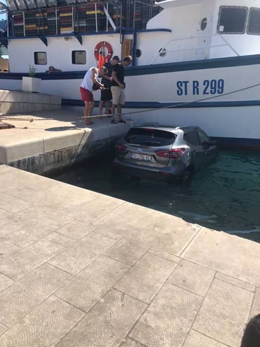Zaboravio podići ručnu: Auto  mu je na Visu završio u moru