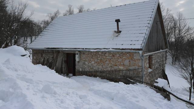 Brata i sestru ubio dim: Nakon tri dana našli su ih u krevetima