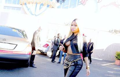Nicki Minaj pokazala je bujne grudi u raskopčanom sakou