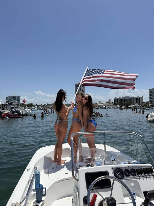 Gledateljica se borila s bujnim poprsjem na utakmici. Otkrili su tko je: 'Sad i ja navijam za njih'