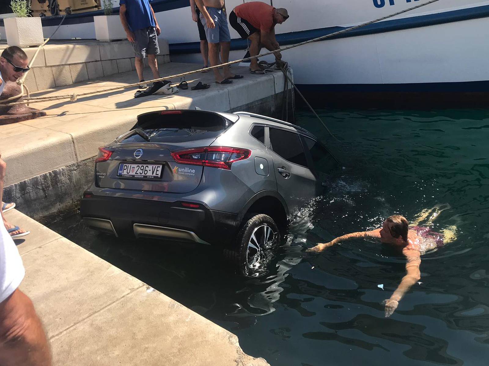 Zaboravio podići ručnu: Auto  mu je na Visu završio u moru