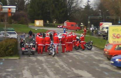 Na motorima i u odorama Djeda Mraza darivali djecu