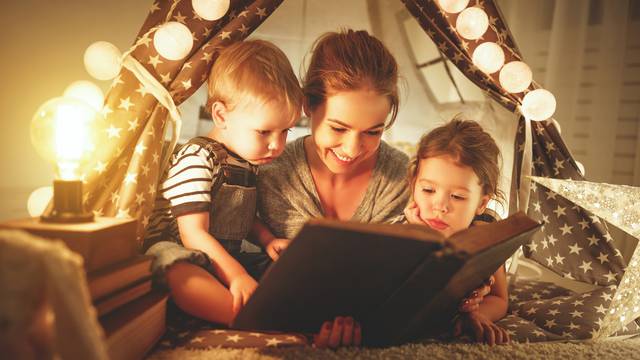 Čitanje prije spavanja itekako može pomoći vašem mališanu: Uči ih empatiji, razvija maštu...