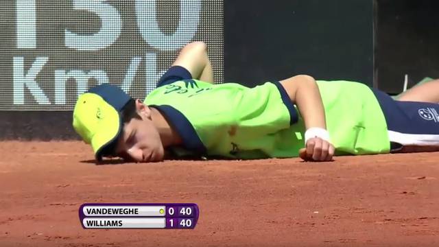 WTA Rim: Sakupljač loptica pao u nesvijest, nosili ga van
