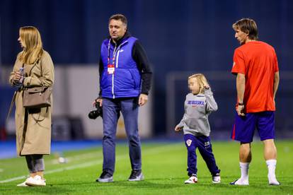 FOTO Tata, tata, ajde mene prođi! Modrić nakon utakmice zaigrao nogomet s djecom...