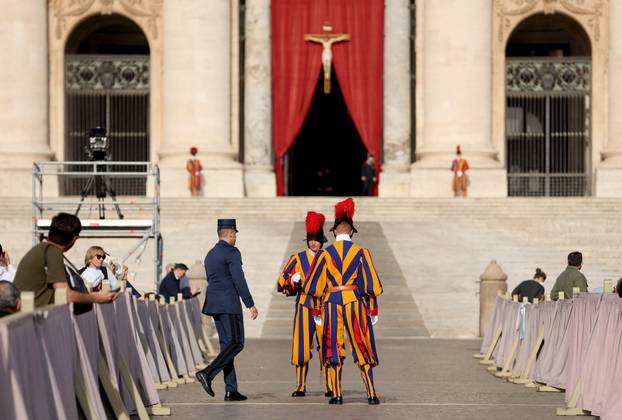 Rim: Brojni vjernici na Trgu sv. Petra čekaju procesiju s tijelom pape Franje