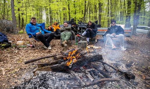 Grah, pivo i gemišt na meniju: Evo kako navijači uz zvukove WRC jurilica kampiraju  u šumi