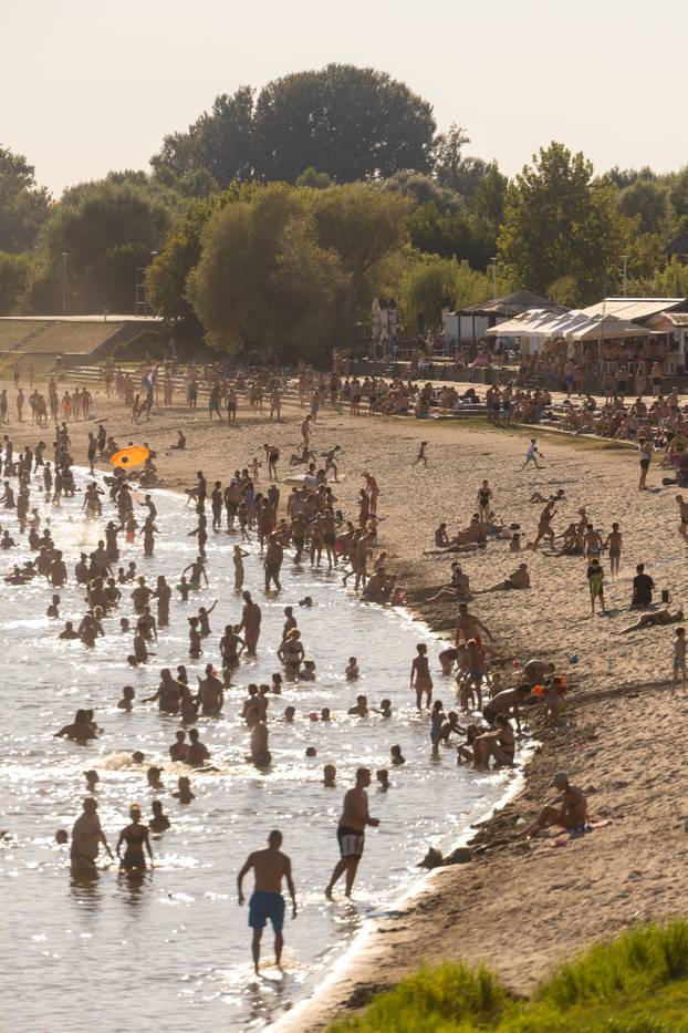 Osijek: Spas od vrućina mnogi su potražili na popularnoj gradskoj plaži