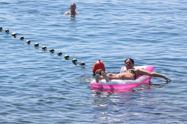 Rijeka: Građani  ituristi spas od vrućine potražili na plaži Ploče
