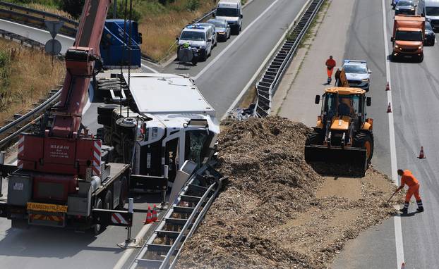 Kamion se prevrnuo na zagrebačkoj obilaznici, teret se rasuo po cesti 