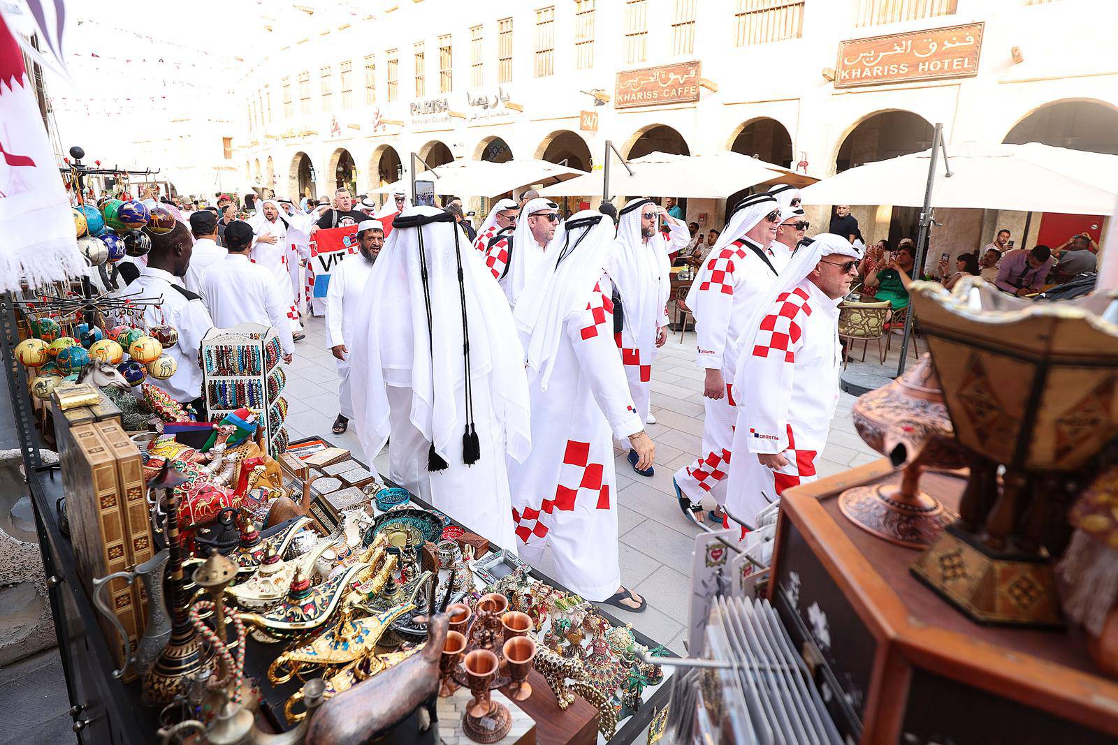 Hrvatski navija?i u tradicionalnim katarskim narodnim nošnjama zabavljaju se u centru Dohe 