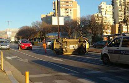 Nesreća u Splitu: Vozač Corse završio na boku pa u bolnici