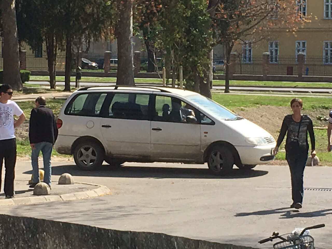 Obitelj je po dijete u osječku bolnicu došla s teletom u autu