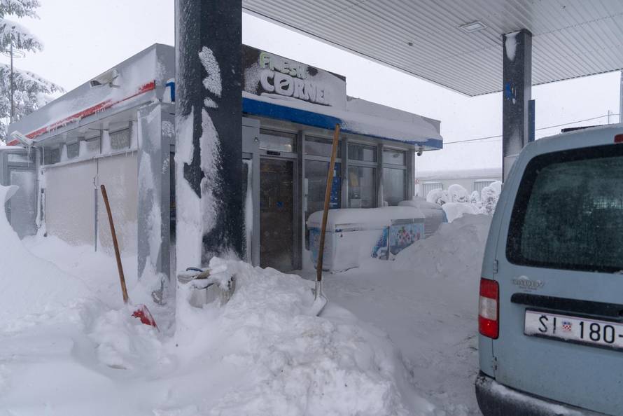 Korenica: Jako snježno nevrijeme stvorilo velike probleme u prometu