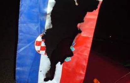 U Poreču sinoć zapaljena hrvatska zastava na autu